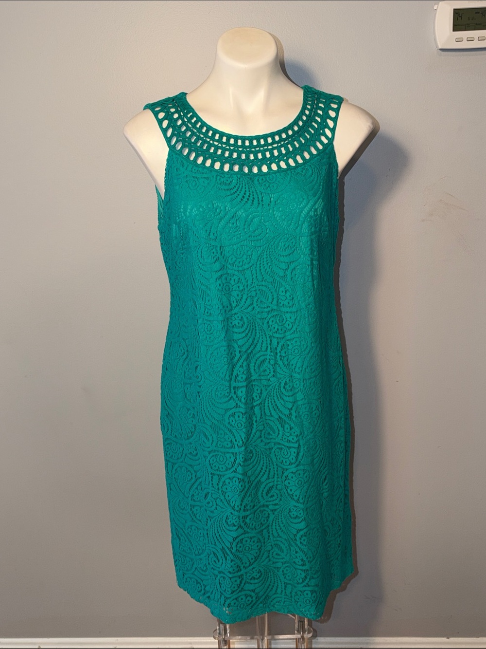 Jessica Howard Ladies green  Sleeveless Sheath Dress with crochet overlay 14P